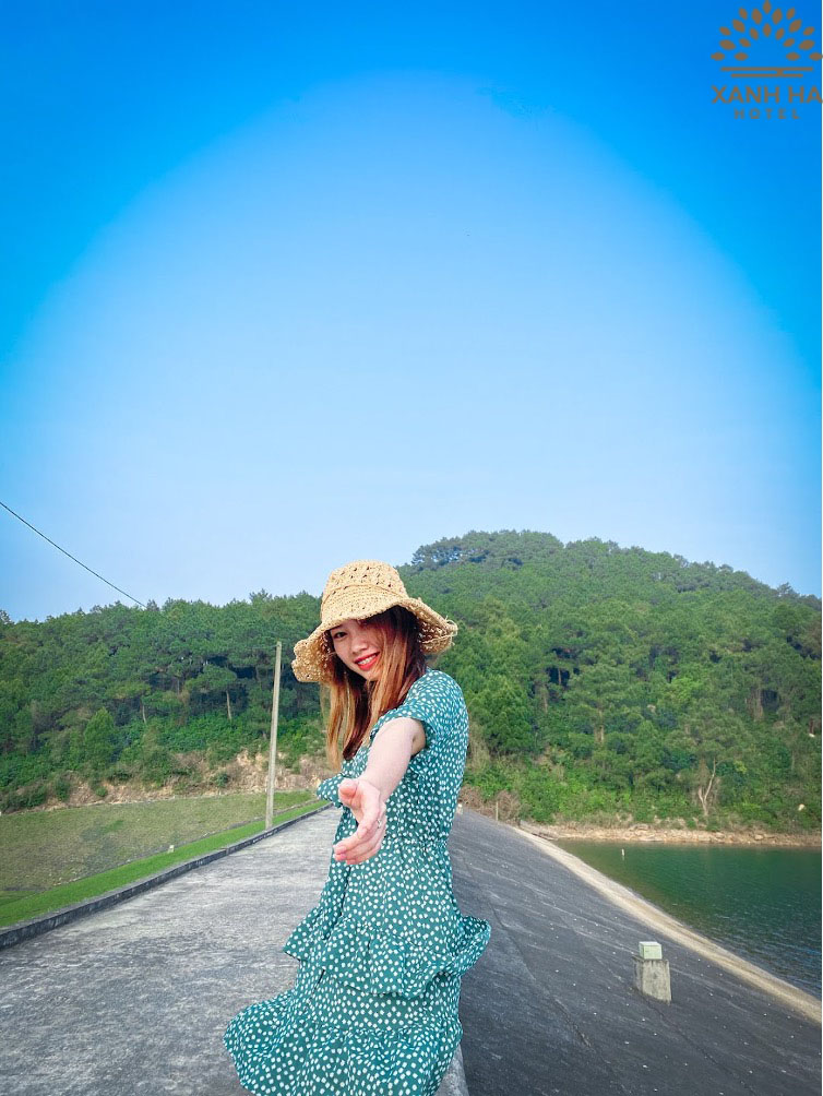 Bãi cỏ xanh ngát khi check in ở Thung lũng hồ Hao Hao